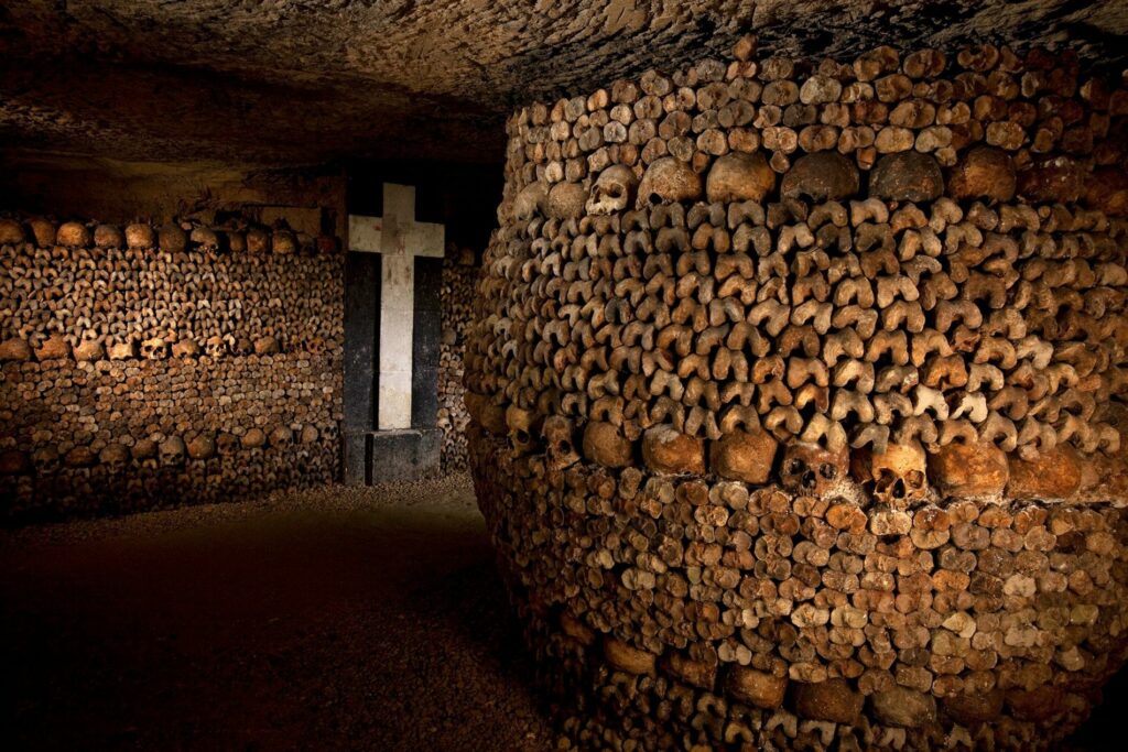 Les catacombes de paris vu d'intérieur / croix. Les monuments incontournables à visiter à Paris
