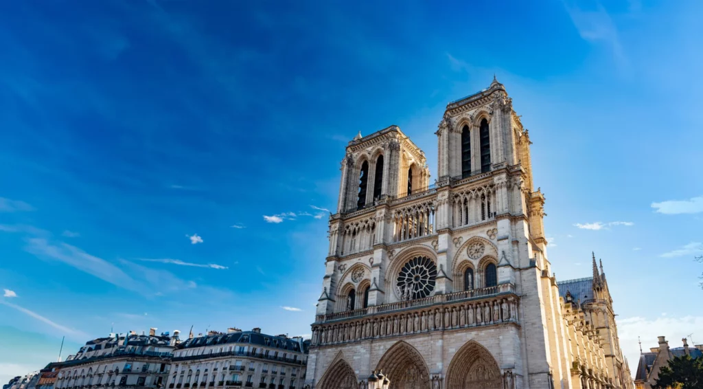 voici Notre Dame vu de face